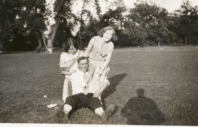 Kristine Gullestad (t.v.), Ingeborg Gullestad og en mann i en park