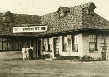 Tre kvinner foran Woodcliff Inn