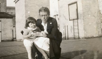 En liten pike og en voksen kvinne. De to er fotografert samme sted som Kristine Gullestad og piken. Trolig på et tak på en boligblokk i en by.