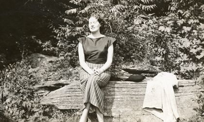 Kristine Gullestad sittende i solen