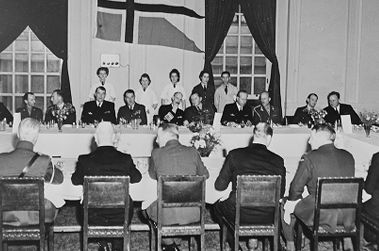 Kong Haakon inspiserer norsk marinestasjon i Storbritannia