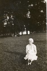 Ingeborg Gullestad sittende i gresset.