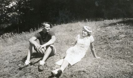 Ingeborg Gullestad og en ung mann sittende i gresset