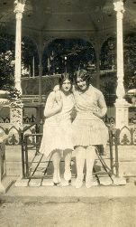 To unge kvinner i Saratoga 21. juli 1928