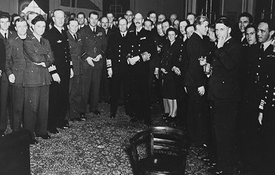 Kong Haakon inspiserer norsk marinestasjon i Storbritannia
