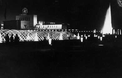 Wasserspile bei Nacht.