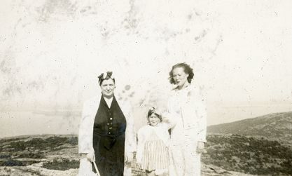 To voksne kvinner og et barn. Det er usikkert om bildet er tatt i USA eller Norge. Kvinnen til  høyre er mest sannsynlig Kristine eller Rakel Gullestad.