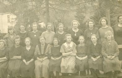 Klassebilde av jentene som gikk på Fylkesskulen i Kvinesdal 1922/23 av fotograf Hangård. Kristine Gullestad er nr. 3 i bakre rekke fra venstre.
