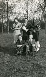 Kristine Gullestad (t.v.), Ingeborg Gullestad (midt i), Dagny (t.h.) og to menn sittende i gresset