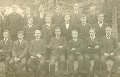 Klassebilde av guttene som gikk på Fylkesskulen i Kvinesdal 1922/23 av fotograf Hangård