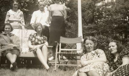 Seks kvinner og en mann. Kristine Gullestad (liggende i gresset helt til høyre) og Dagny stående midt i bildet