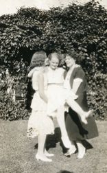 Kristine Gullestad (t.h.) og to venninner i lyse kjoler