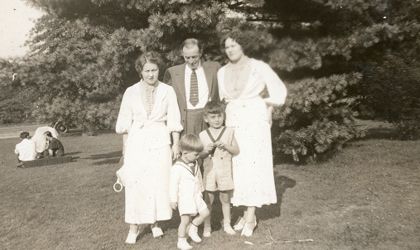 Kristine Gullestad (t.h.) trolig sammen med en familie med to barn