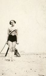 Ingeborg Gullestad i badedrakt på stranden.