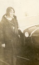 Kristine Gullestad ved en bil