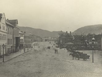 "Album med Bergensbilder fra slutten av 1850 tallet til rundt 1910."