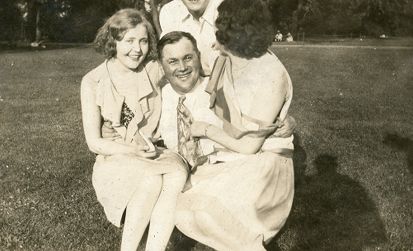 Ingeborg Gullestad (t.v.) og trolig Kristine Gullestad (t.h.) sittende i fanget til en mann. Bak dem en mann med hatt