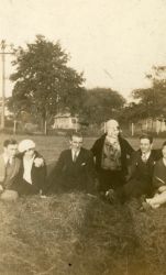 Tre menn og tre kvinner sittende i gresset. Kvinnen i midten er Kristine Gullestad og kvinnen lengst til høyre er Ingeborg Gullestad. 