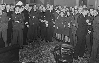 Kong Haakon inspiserer norsk marinestasjon i Storbritannia