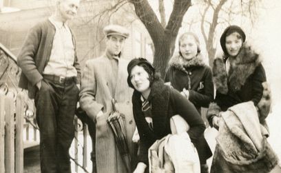 To menn, Kristine Gullestad, Ingeborg Gullestad og Dagny. Kristine Gullestad er kvinnen i midten som bøyer seg. Søsteren Ingeborg står ved siden av henne.