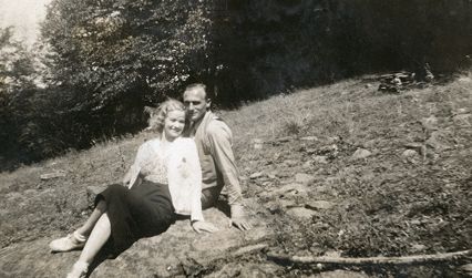 
 Dagny[?] og en mann sittende i en skråning 